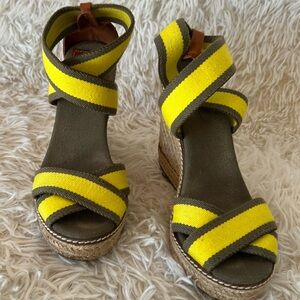 Tory Burch open toe wedges sandal yellow /green crossed Sz 7B